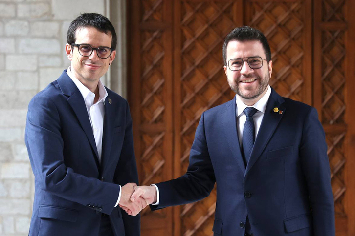 Otxandiano y Aragonès se saludan antes de su reunión en la Generalitat.