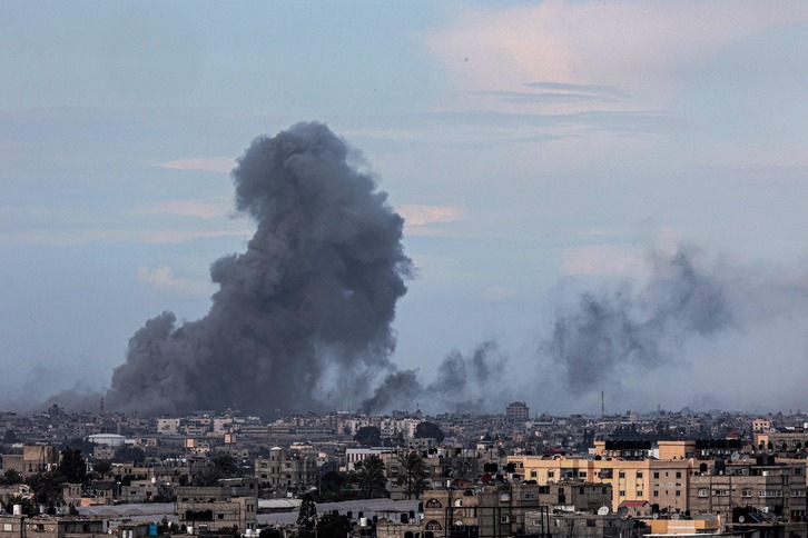 Los bombardeos siguen en Gaza, con más de 28.000 muertos.