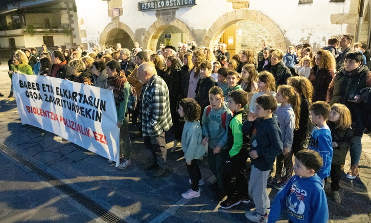 Concentración en Ituren en solidaridad con el joven herido por la Ertzaintza en Tolosa. 