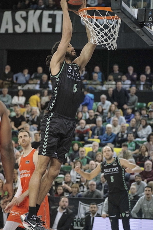 Sacha Killeya-Jones, y al fondo Denzel Andersson, dos de los jugadores de Bilbao Basket convocados por sus selecciones en estas «Ventanas FIBA».