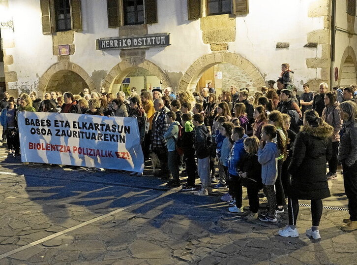 Concentración en Ituren en solidaridad con el joven herido por la Ertzaintza en Tolosa.