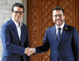 Otxandiano y Aragonès se saludan antes de su reunión en la Generalitat.