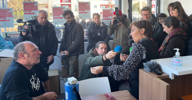 Activistas de Alda acudieron a la agencia para cuestionar a sus responsables sobre unas prácticas que ahora han sido objeto de condena judicial.