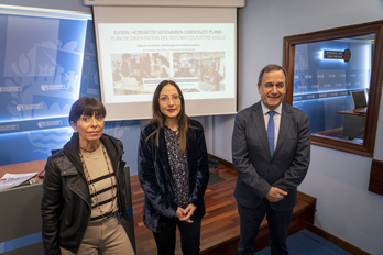 Ezkerretik eskuinera, Lucia Torrealday, Begoña Pedrosa eta Jorge Arevalo, aurkezpenean.