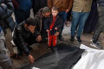 Palestinos lloran cadáveres de fallecidos en bombardeos israelíes sobre Rafah. 