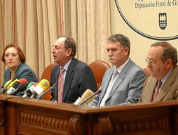 Víctor Bravo, segundo por la derecha, presentando la campaña de la renta de 2003.