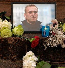 Fotografía y flores en memoria de Navalni, en París.