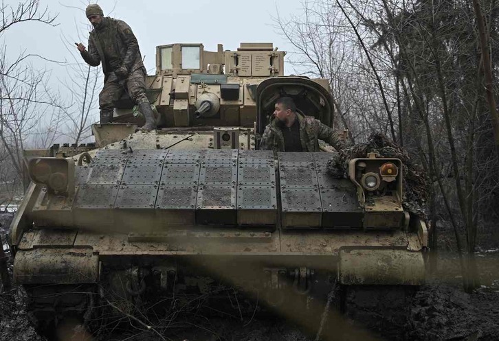 Soldados ucranianos a bordo de un Bradley en el frente.