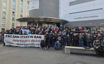 Imagen de la concentración para exigir la reapertura del PAC San Martín de Gasteiz.