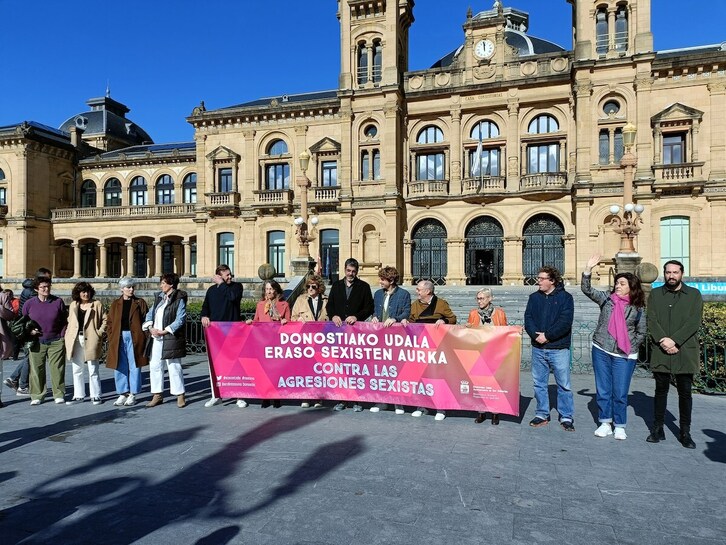 Imagen de la concentración de los grupos del Ayuntamiento de Donostia.