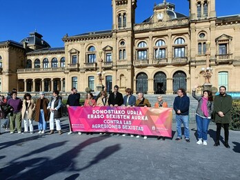 Imagen de la concentración de los grupos del Ayuntamiento de Donostia.
