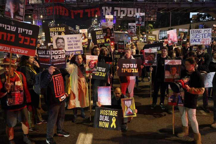 Protesta en Tel Aviv de familiares de israelíes cautivos en Gaza.