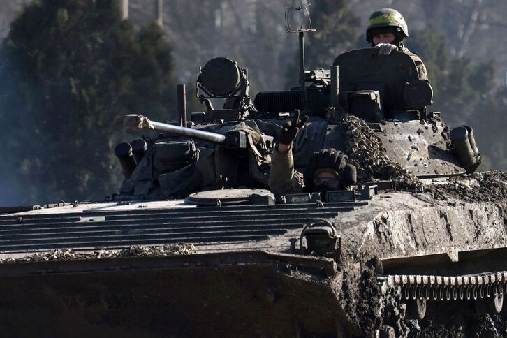 Un tanquista ucranianio hace la señal de victoria tras la retirada de Avdiivka.
