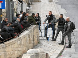 Palestinos bloqueados en un control en Jerusalén.