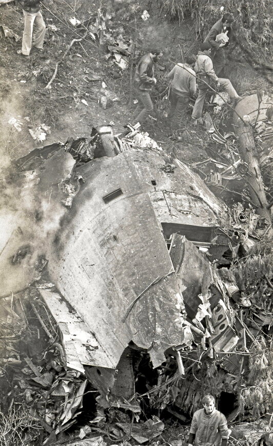 Parte del morro del avión estrellado en el monte Oiz.