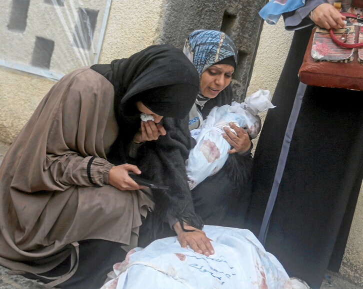 Mujeres lloran a sus seres queridos en Deir al-Balah, centro de Gaza.