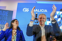 El presidente de la Xunta y candidato a la reelección, Alfonso Rueda, celebra la victoria en las elecciones gallegas.