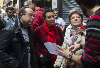 Jone Goirizelaia, Manu Cabacas eta Fina Liceranzuren ondoan, Iñigo Cabacasen gurasoak.