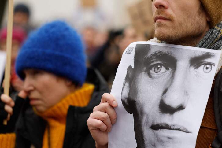 Una persona sostiene una fotografía de Navalni durante una protesta en Berlín. 