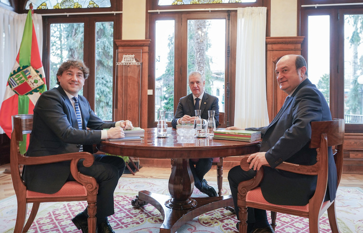 El todavía lehendakari de la CAV, con los líderes de PSE y PNV este lunes.