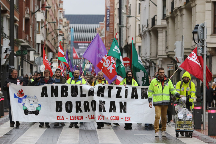 Manifestazioa egin dute anbulantzietako langileek Bilbon.