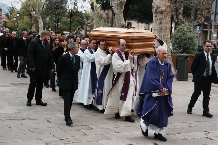 Cortejo fúnebre aproximándose a la basílica de Begoña, donde ha tenido lugar el funeral.