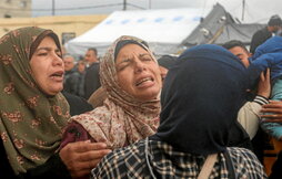 Varias mujeres lloran la muerte de miembros de la familia Baraka en un ataque israelí contra Deir el-Balah, en el centro de Gaza.