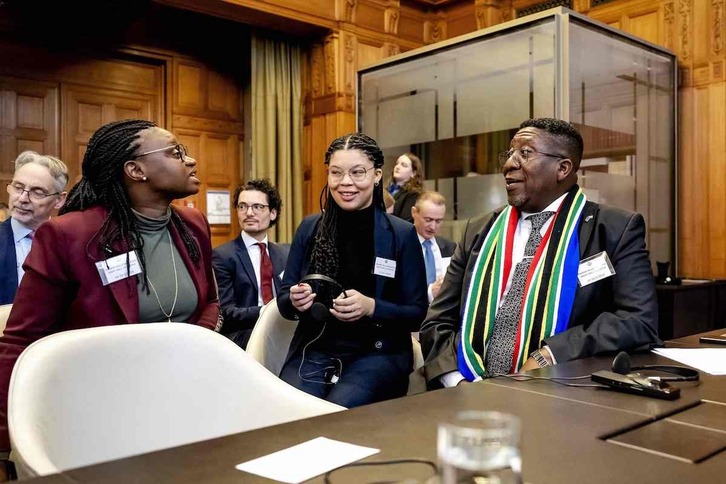 A la derecha, Vusimuzi Madonsela, embajador de Sudáfrica en Países Bajos, este martes.