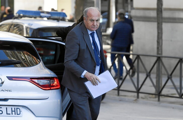 El juez Manuel García-Castellón sale de un vehículo para entrar en la Audiencia Nacional española.