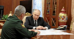 Putin reunido ayer en el Kremlin con el ministro de Defensa, Sergei Shoigu.