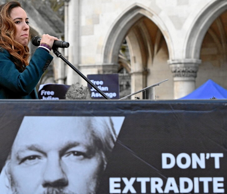 La esposa de Assange, ayer ante el Tribunal de Londres.