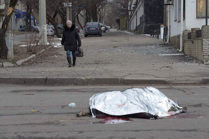 El cadáver de una mujer yace en una calle de Donetsk, este martes.