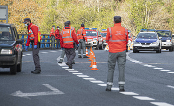 Policías forales junto a ertzainas, en labores de control de tráfico en Bera.