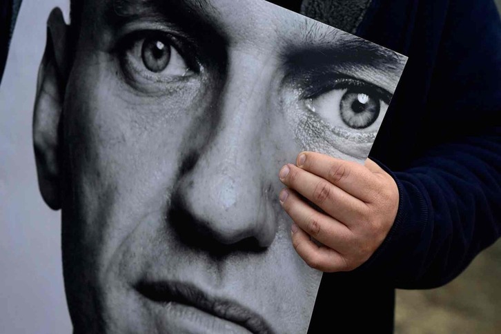 Retrato de Navalni en una protesta en Berlín. 