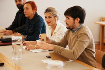 Lander Martínez, con Yolanda Díaz en un acto de Sumar en Bilbo.