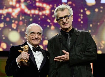 Scorsese recibe el galardón de manos de Wenders.