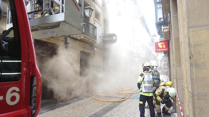Incendio en un bar de la calle Fermin Kalbeton, en la Parte Vieja de Donostia.