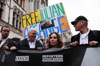 Stella Assange, esposa de Julian Assange, junto al editor de WikiLeaks Kristinn Hrafnsson, en la movilización ante el Tribunal Superior de Londres.
