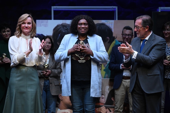 Joy Ogbeide, mediadora intercultural de la entidad Acción Contra la Trata, recibiendo otro premio este febrero.