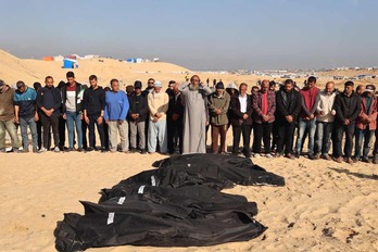 Palestinos entierran a los fallecidos en las últimas horas en Rafah. 