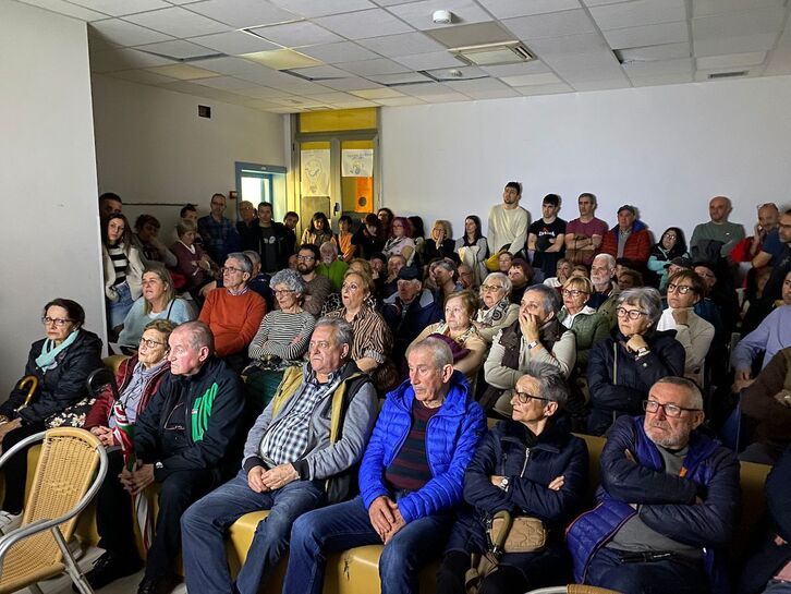 Asamblea reciente de los vecinos de Las Carreras para discutir sobre la moción a presentar.