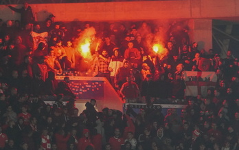 Los ultras del Benfica camparon sin control por Amara y luego arrojaron bengalas en Anoeta.