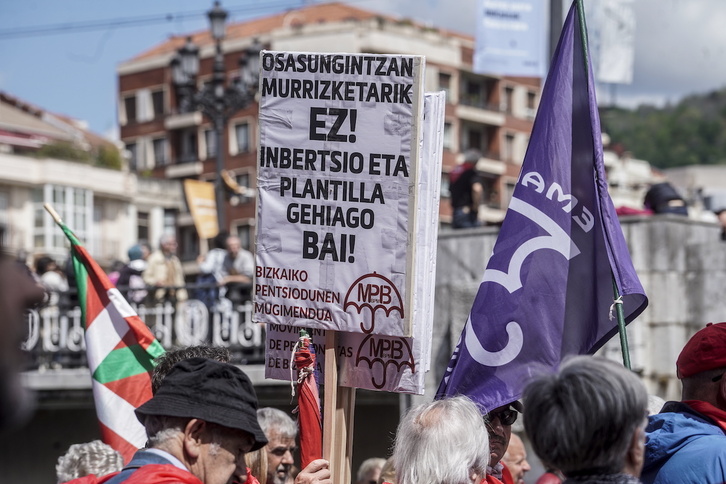 Un cartel pidiendo más personal en Osakidetza en una manifestación.