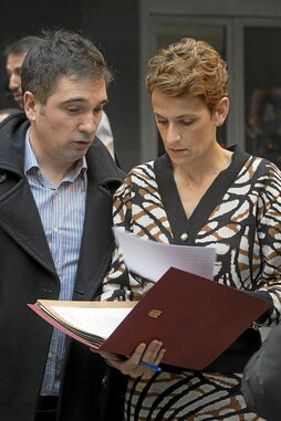 María Chivite junto a su asesor, Miguel Moreno.