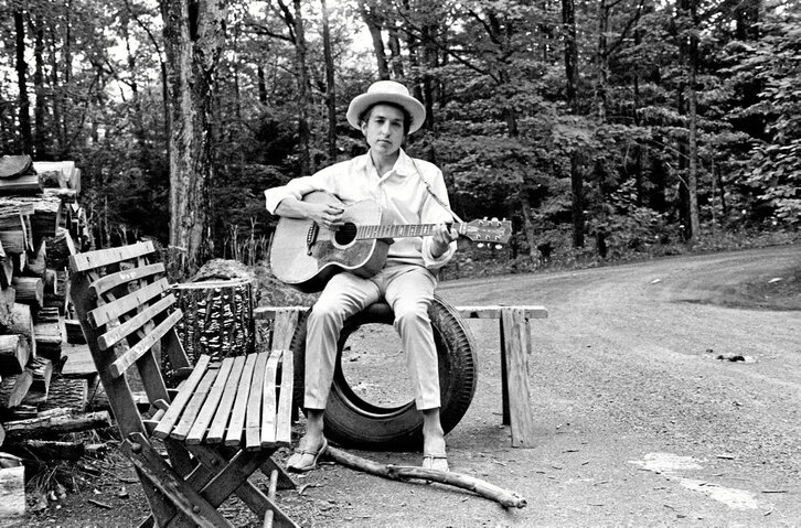 En la imagen central, Dylan en su visita a Woodstock en 1968, y sobre ella el autorretrato que fue portada de «Self Portrait», (firmado por el artista) y el manuscrito de «Long and Wasted Years» que hizo en un hotel de Bilbo.
