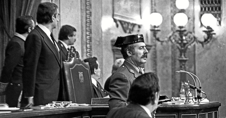 El teniente coronel de la Guardia Civil Antonio Tejero, irrumpiendo en el pleno del Congreso.