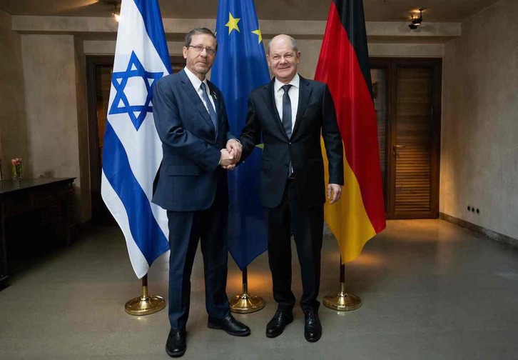 El presidente israelí, Isaac Herzog, con el canciller alemán, Olaf Scholz, se estrechan la mano en Munich, el 17 de febrero.