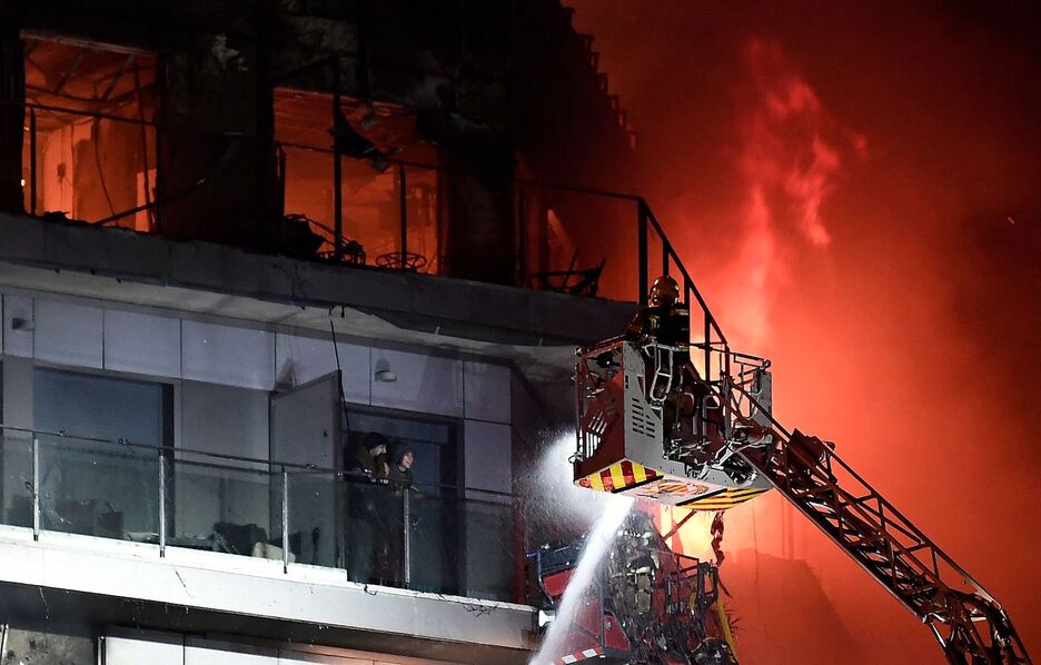 Bomberos rescatan a dos vecinos de su balcón en pleno incendio. 