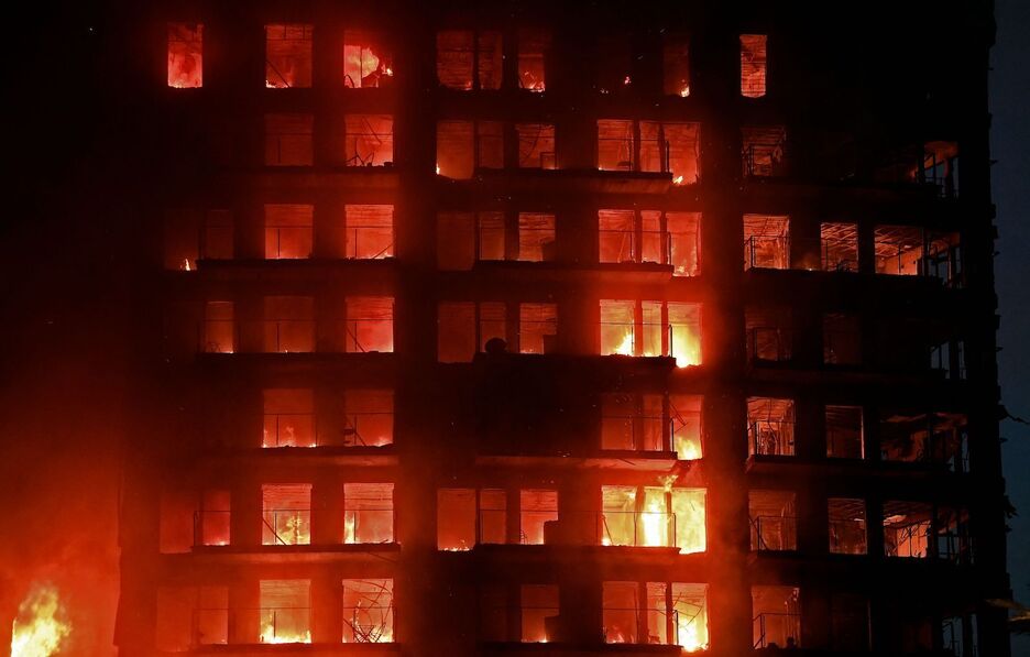 El edificio, tomado por las llamas. 