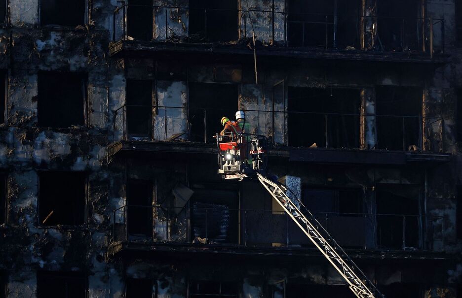 Una vez extinguidas las llamas, los bomberos enfrían el edificio para poder acceder al interior. 